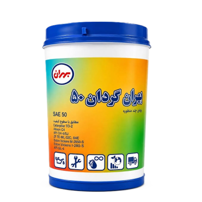 ## معرفی محصول روغن موتور بهران گردان ۵۰ یک روغن موتور با گرانروی SAE 50 و حجم 20 لیتر است که برای موتورهای سازگار با این گرانروی و مشخصات فنی طراحی شده است. روغن موتور بهران گردان ۵۰ می‌تواند برای برخی موتورهای دیزلی و بنزینی که استفاده از روغن تک‌درجه SAE 50 را توصیه می‌کنند، مورد استفاده قرار گیرد. انتخاب روغن موتور باید همیشه بر اساس دفترچه خودرو یا توصیه سازنده موتور انجام شود. حجم 20 لیتری این محصول، آن را برای تعمیرگاه‌ها، ناوگان‌های خودرویی، کارگاه‌ها و مصرف‌کنندگانی که به مقدار بیشتری روغن موتور نیاز دارند، کاربردی می‌کند. روغن مناسب نقش مهمی در روانکاری قطعات متحرک موتور، کاهش اصطکاک و کمک به عملکرد صحیح مجموعه موتور دارد. گرانروی SAE 50 به ویژگی جریان روغن در شرایط کاری مربوط است و با روغن‌های چنددرجه مانند 10W-40 یا 20W-50 تفاوت دارد. به همین دلیل، نباید صرفاً بر اساس مدل خودرو یا فصل سال، روغن SAE 50 را انتخاب کرد و لازم است مشخصات توصیه‌شده سازنده بررسی شود. ## مزایای روغن موتور بهران گردان ۵۰ * گرانروی SAE 50 * حجم 20 لیتری مناسب مصرف‌های بیشتر * مناسب موتورهای سازگار با روغن تک‌درجه SAE 50 * کمک به روانکاری قطعات متحرک موتور * کمک به کاهش اصطکاک و سایش در شرایط کاری مناسب * مناسب برای برخی کاربردهای خودرویی و موتوری مطابق توصیه سازنده * گزینه کاربردی برای تعمیرگاه‌ها و مصرف‌کنندگان با مصرف روغن بالاتر * تولید شده توسط برند بهران روغن موتور بهران گردان ۵۰ باید در موتورها و تجهیزاتی استفاده شود که مشخصات روغن مورد نیاز آن‌ها با این محصول مطابقت دارد. استفاده از روغن با گرانروی نامناسب می‌تواند بر عملکرد سیستم روانکاری تأثیر بگذارد. ## مناسب چه خودروهایی است؟ ### خودروهای ایرانی روغن موتور بهران گردان ۵۰ را نباید به صورت عمومی برای تمام خودروهای ایرانی مناسب دانست. این محصول برای موتورهایی مناسب است که سازنده آن‌ها استفاده از روغن با گرانروی SAE 50 و سطح عملکرد متناسب را مجاز یا توصیه کرده باشد. در خودروهای قدیمی‌تر یا برخی کاربردهای خاص ممکن است روغن تک‌درجه مورد استفاده قرار گیرد، اما برای خودروهای جدیدتر باید دقیقاً به مشخصات درج‌شده در دفترچه خودرو توجه کرد. هنگام سرویس روغن موتور، تعویض فیلتر نیز اهمیت زیادی دارد. برای مشاهده محصولات مرتبط می‌توانید [دسته‌بندی روغن موتور](https://yeganeh-oto.ir/product-category/engine-oil/) و [فیلتر روغن](https://yeganeh-oto.ir/product-category/filter/oil-filter/) را بررسی کنید. ### خودروهای خارجی در خودروهای خارجی نیز استفاده از روغن موتور بهران گردان ۵۰ باید مطابق مشخصات فنی اعلام‌شده توسط سازنده موتور انجام شود. بعضی موتورها به روغن‌های چنددرجه یا استانداردهای عملکردی خاص نیاز دارند و نباید روغن SAE 50 را بدون بررسی دفترچه جایگزین کرد. بنابراین قبل از خرید، گرانروی توصیه‌شده، نوع موتور و سطح عملکرد مورد نیاز خودرو را بررسی کنید. ## چرا روغن موتور بهران گردان ۵۰ را انتخاب کنیم؟ یکی از ویژگی‌های اصلی این محصول، گرانروی SAE 50 است. روغن‌های تک‌درجه برای شرایط و موتورهایی طراحی می‌شوند که استفاده از چنین گرانروی‌ای برای آن‌ها مناسب باشد. حجم 20 لیتری نیز برای تعمیرگاه‌ها و مصرف‌کنندگان حرفه‌ای مزیت محسوب می‌شود. در صورت مصرف مستمر روغن، بسته بزرگ‌تر می‌تواند مدیریت موجودی روغن را ساده‌تر کند. انتخاب روغن موتور باید فقط بر اساس برند یا قیمت انجام نشود. نوع موتور، شرایط کاری، دمای محیط، گرانروی توصیه‌شده و سطح عملکرد مورد نیاز، همگی در انتخاب روغن مناسب اهمیت دارند. ## عملکرد فنی روغن موتور بهران گردان ۵۰ روغن موتور وظیفه دارد بین قطعات متحرک موتور یک لایه روان‌کننده ایجاد کند. این لایه به کاهش تماس مستقیم فلز با فلز کمک کرده و در شرایط مناسب می‌تواند اصطکاک و سایش قطعات را کاهش دهد. در روغن موتور بهران گردان ۵۰، عدد 50 نشان‌دهنده گرید گرانروی روغن در طبقه‌بندی SAE است. روغن تک‌درجه SAE 50 با روغن‌های چنددرجه مانند 10W-40 و 20W-50 یکسان نیست و رفتار آن در شرایط دمایی مختلف متفاوت است. به همین دلیل، انتخاب SAE 50 باید بر اساس نیاز موتور انجام شود. اگر سازنده موتور گرانروی دیگری را توصیه کرده باشد، استفاده از این محصول به جای آن توصیه نمی‌شود. روغن موتور همچنین در انتقال حرارت، کاهش اصطکاک و محافظت از سطوح داخلی موتور نقش دارد. عملکرد مناسب روغن به شرایط کارکرد موتور، دما، بار، وضعیت فنی موتور و زمان تعویض روغن وابسته است. ## گرانروی SAE 50 چه معنایی دارد؟ SAE 50 یک گرید گرانروی تک‌درجه است. برخلاف روغن‌هایی مانند 5W-30 یا 20W-50، این محصول برای نمایش گرانروی خود از یک گرید اصلی استفاده می‌کند. این موضوع اهمیت زیادی در زمان خرید دارد؛ زیرا هر موتور برای عملکرد صحیح، محدوده مشخصی از گرانروی روغن را نیاز دارد. بنابراین اگر در دفترچه خودرو یا موتور، SAE 50 توصیه نشده باشد، نباید صرفاً بر اساس حجم یا برند محصول آن را انتخاب کرد. ## نکات مهم هنگام استفاده قبل از استفاده از روغن موتور بهران گردان ۵۰، دفترچه خودرو یا تجهیزات را بررسی کنید و مطمئن شوید گرانروی SAE 50 با موتور سازگار است. هنگام تعویض روغن بهتر است فیلتر روغن نیز بررسی و در صورت نیاز تعویض شود. استفاده از فیلتر مناسب می‌تواند به حفظ کیفیت سیستم روانکاری کمک کند. سطح روغن را پس از تعویض و پیش از استفاده از خودرو بررسی کنید. از پر کردن بیش از ظرفیت توصیه‌شده موتور خودداری کنید. روغن را در ظرف اصلی و دور از آلودگی، رطوبت و حرارت نامناسب نگهداری کنید. همچنین هنگام خرید، به سلامت بسته‌بندی و اصالت محصول توجه داشته باشید. برای آشنایی بیشتر با محصولات و اطلاعات شرکت سازنده می‌توانید به [وب‌سایت رسمی شرکت نفت بهران](https://www.behran.com/) مراجعه کنید. ## سوالات متداول ### روغن موتور بهران گردان ۵۰ چه گرانروی دارد؟ این محصول دارای گرانروی SAE 50 است و یک روغن موتور تک‌درجه محسوب می‌شود. ### حجم روغن موتور بهران گردان ۵۰ چقدر است؟ این محصول در بسته‌بندی 20 لیتری عرضه می‌شود. ### آیا روغن بهران گردان ۵۰ برای همه خودروها مناسب است؟ خیر. استفاده از این روغن باید بر اساس گرانروی و مشخصات فنی توصیه‌شده توسط سازنده موتور انجام شود. ### آیا SAE 50 با 20W-50 یکسان است؟ خیر. SAE 50 یک روغن تک‌درجه است، در حالی که 20W-50 یک روغن چنددرجه محسوب می‌شود و مشخصات عملکردی متفاوتی دارد. ### آیا همراه با تعویض روغن باید فیلتر روغن هم تعویض شود؟ روغن موتور بهران گردان ۵۰ گرانروی (50) حجم 20 لیتر